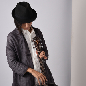 黑丝白虎美女自慰出白浆
